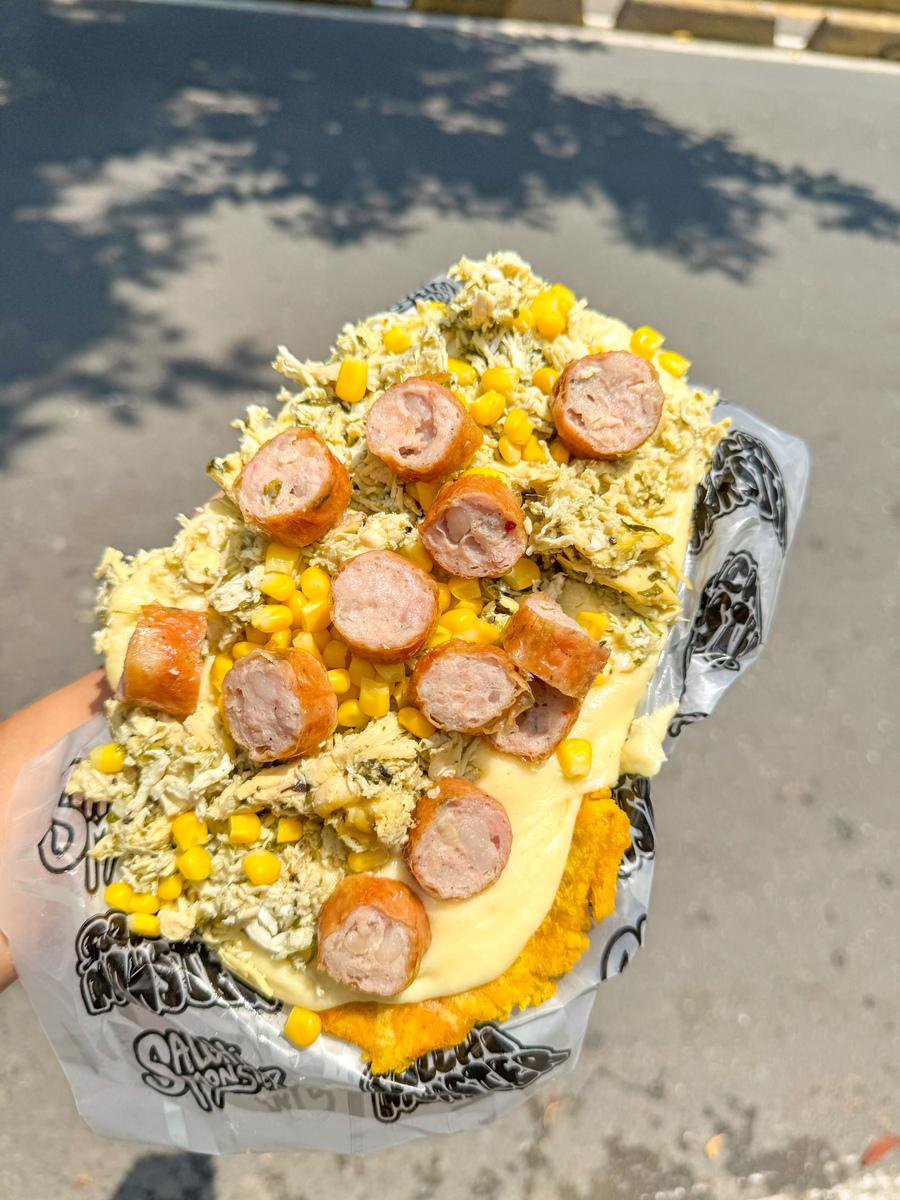 Patacón patacón pollo y chorizo | Salchimonster