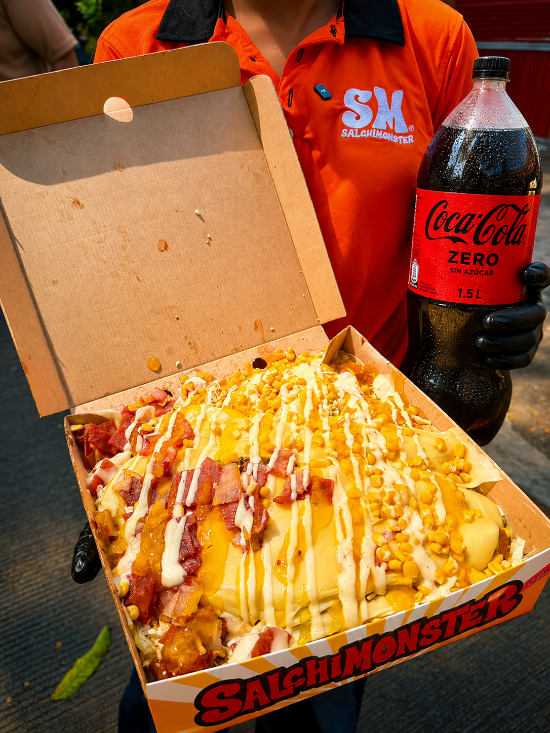 salchipapa 2300 gr para 4 personas papas francesa, salchicha premium, costilla ahumada sin hueso, butifarra, salsa de ajo, salsa de piña, lechuga batavia, queso costeño, ripio, queso gratinado, pollo desmechad